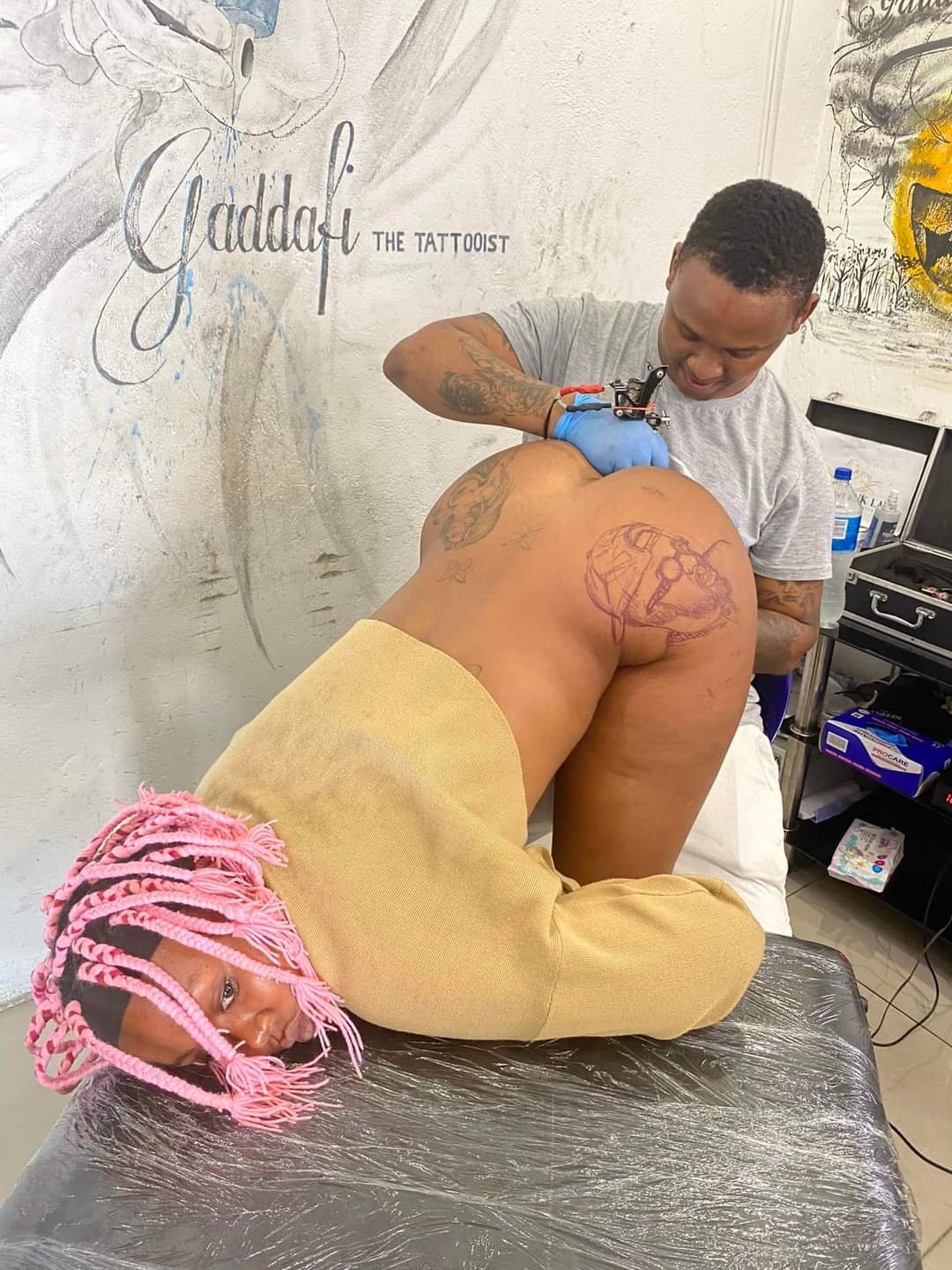 Naked Queen Sex - WATCH: Queen Minaj getting a tattoo naked - Naughty ZA