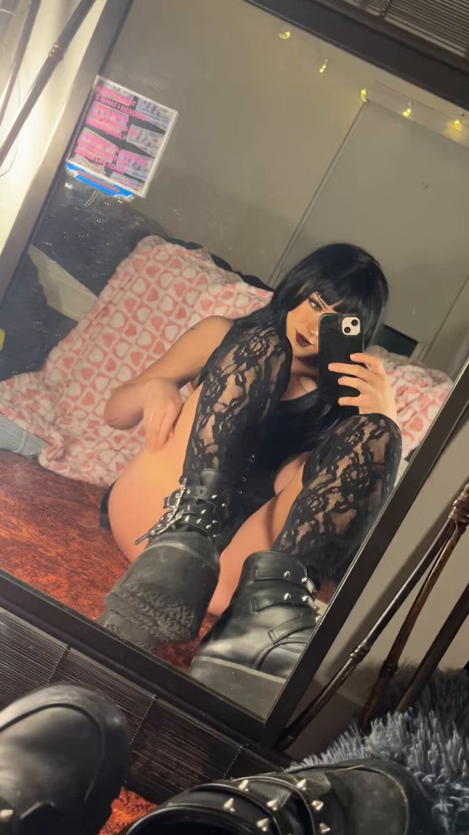 Pussy reveal in the mirror