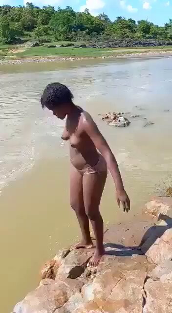 Naughty girl go skinny dipping