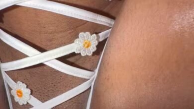 Sucking the pussy juice