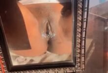 Bring the mirror up close my pussy