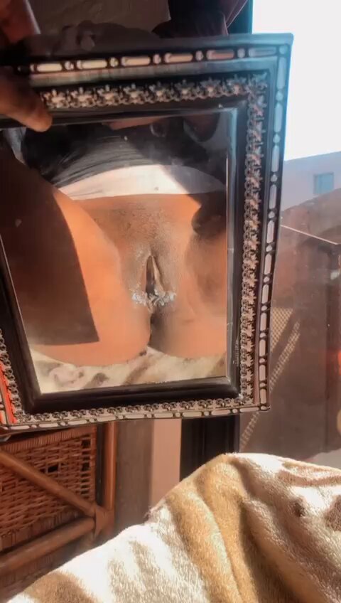 Bring the mirror up close my pussy